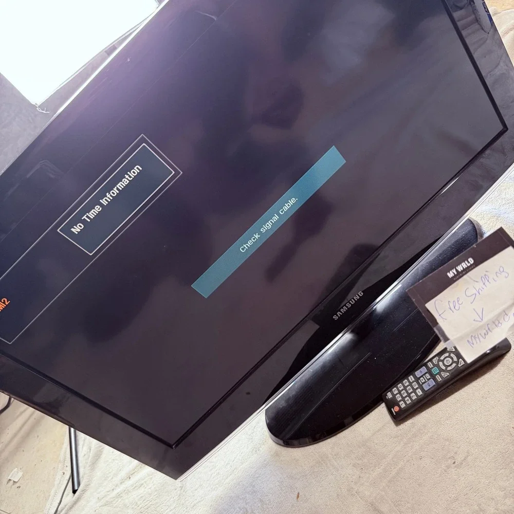 Samsung LN26A450C1D 26 Inch 720p HD LCD TV Glossy Black Series 4 with Remote